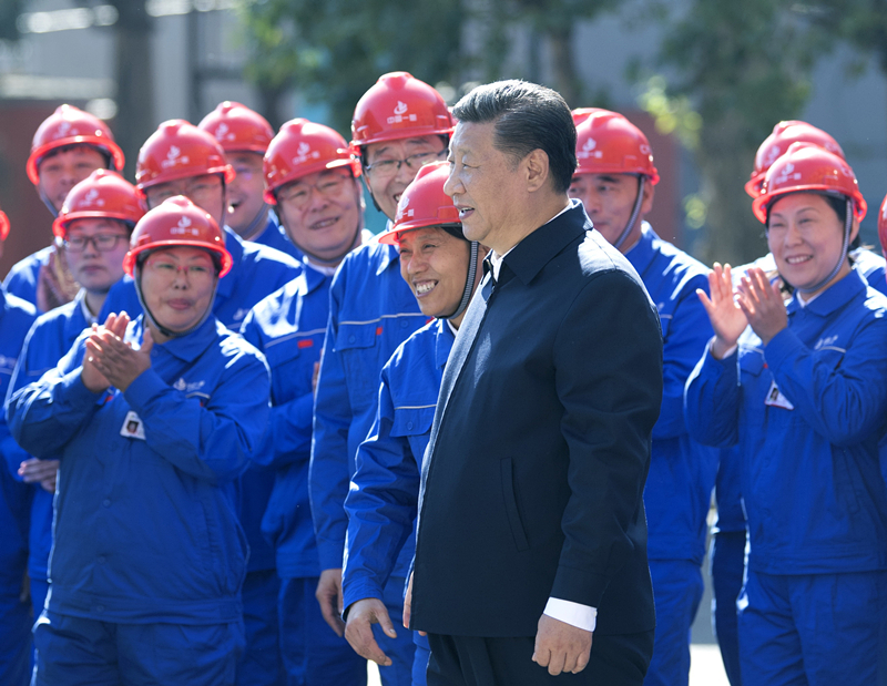 人民领袖|总书记心中“最美的劳动者” 2018年9月26日,在中国一重集团,习近平总书记走到工人中间,同大家亲切交流。