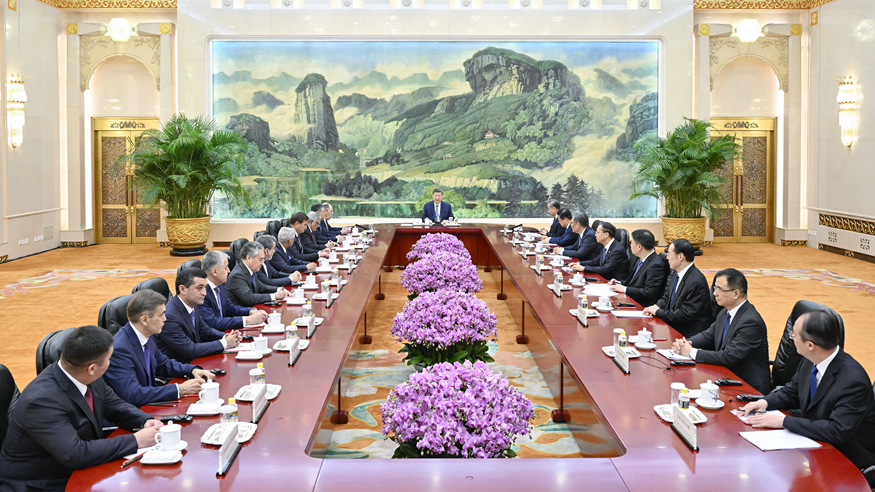 习近平集体会见上海合作组织成员国外长理事会会议外方代表团团长
