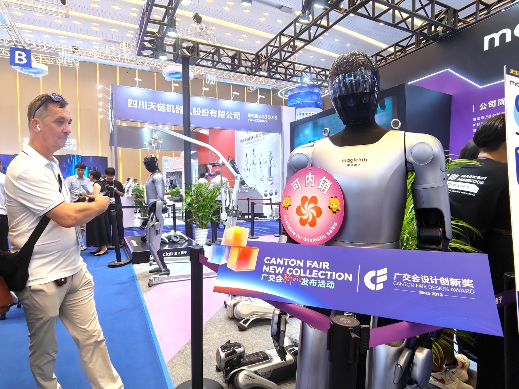 10月15日，广交会现场，机器人产品张贴“可内销”标识。人民网 王雅蝶摄