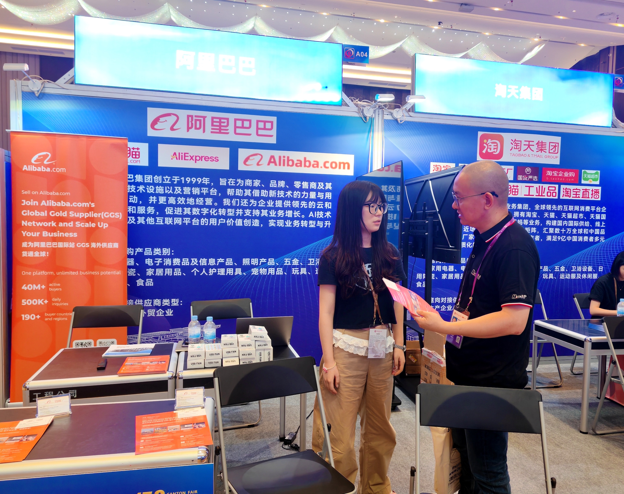 10月16日，外贸优品拓内销对接活动现场，江苏南通的防护用具企业负责人与驻点采购商进行对接。人民网 宁玉瑛摄