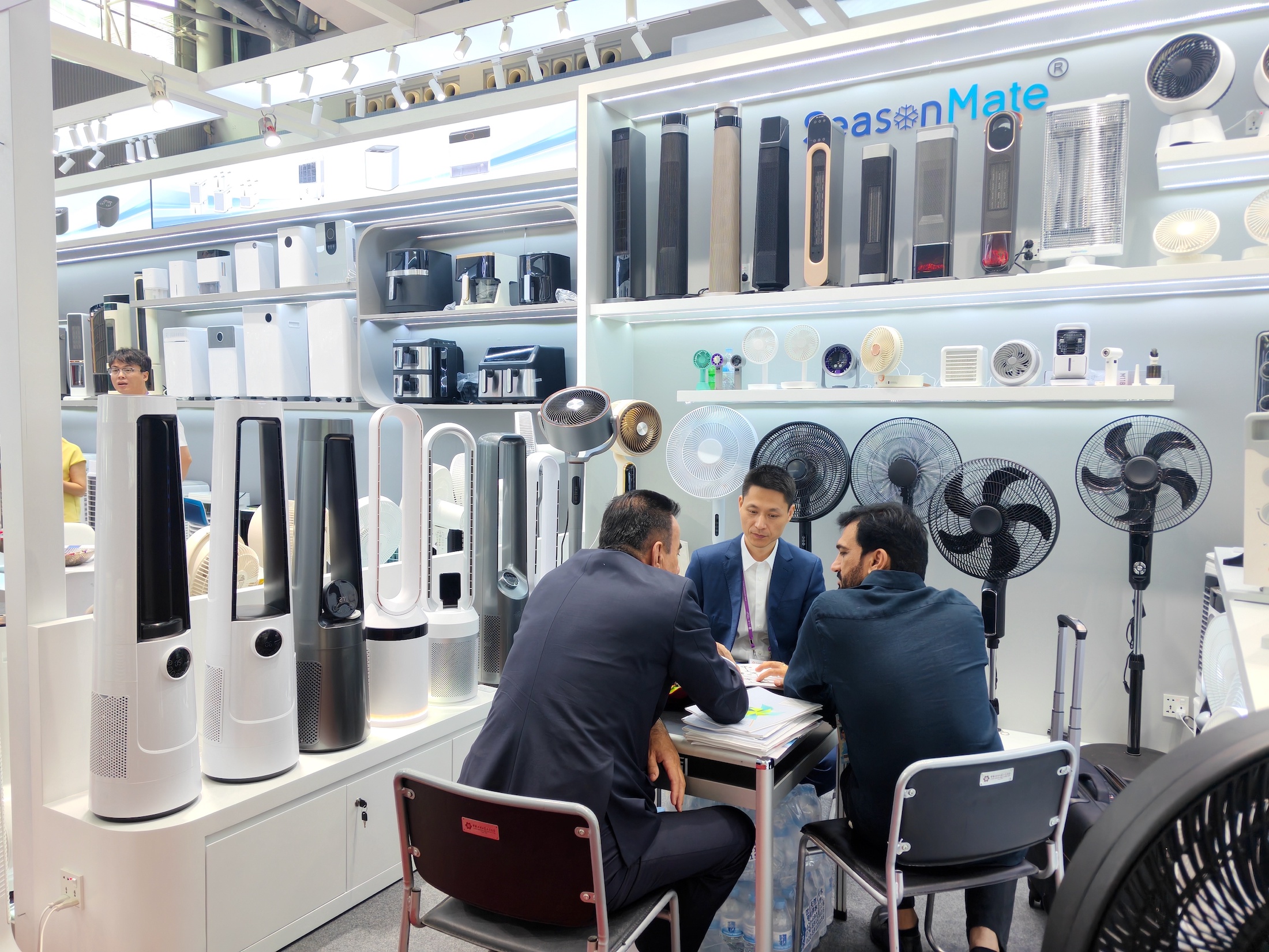 10月16日，广交会现场，宁波慈溪进出口控股有限公司展台有外国客商前来咨询。人民网 宁玉瑛摄