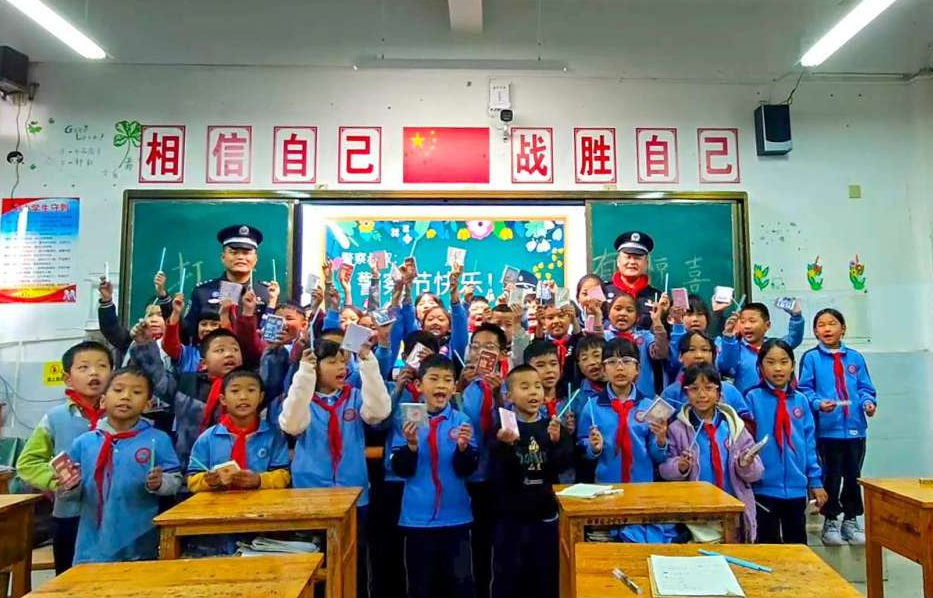 云南怒江：黑板背后的暖心祝福