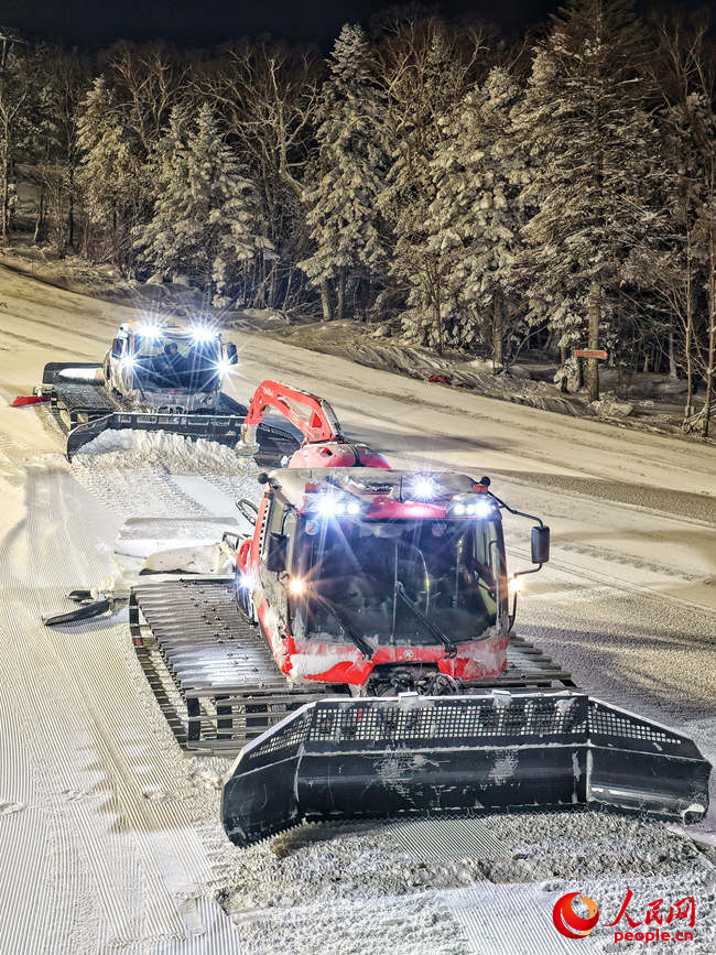 张斌驾驶压雪机在雪场内平整雪道。人民网记者 李洋摄