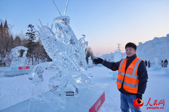 曲超与冰雪雕大赛作品合影。人民网记者 李洋摄