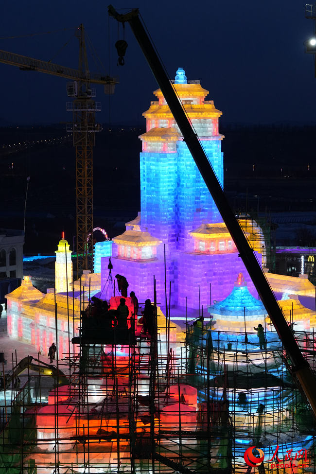2025年12月12日，长春冰雪新天地加紧建设。人民网记者 李洋摄