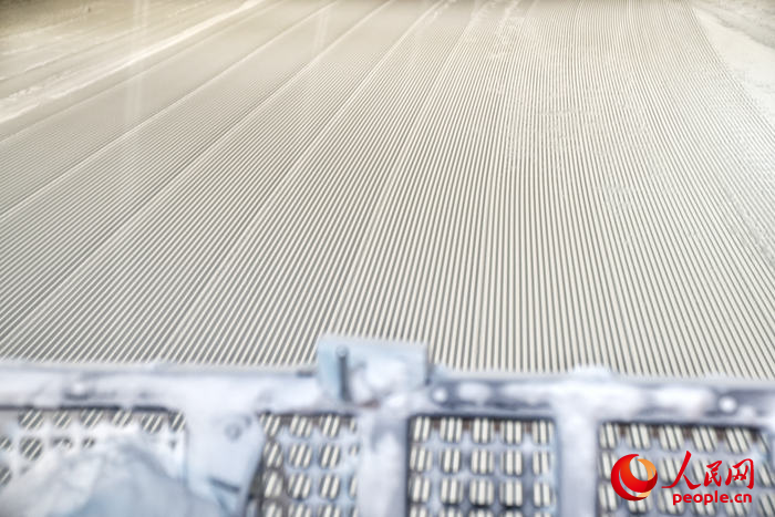 压雪机刻出的&ldquo;面条雪&rdquo;。人民网记者 李洋摄