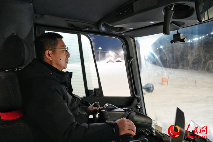 张斌在压雪机内作业。人民网记者 李洋摄