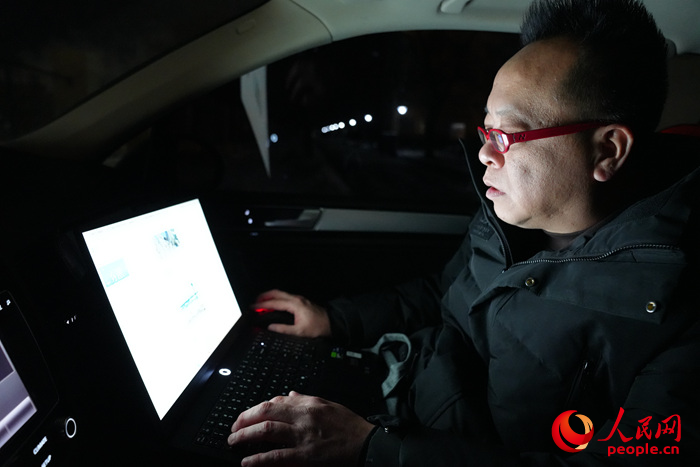 赵阳在编辑雾凇晨报。人民网记者 李洋摄