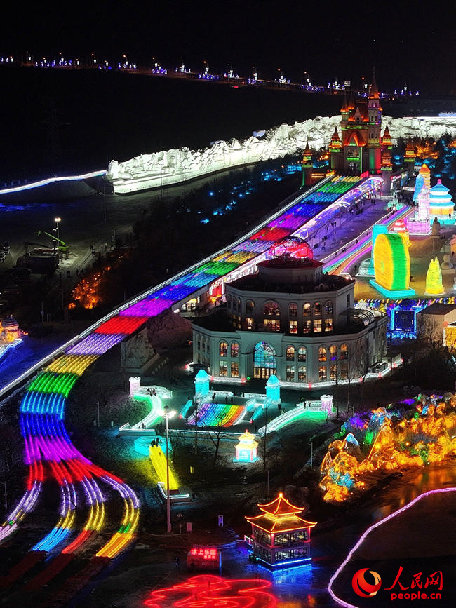 长春冰雪新天地520米网红冰滑梯。人民网记者 李洋摄